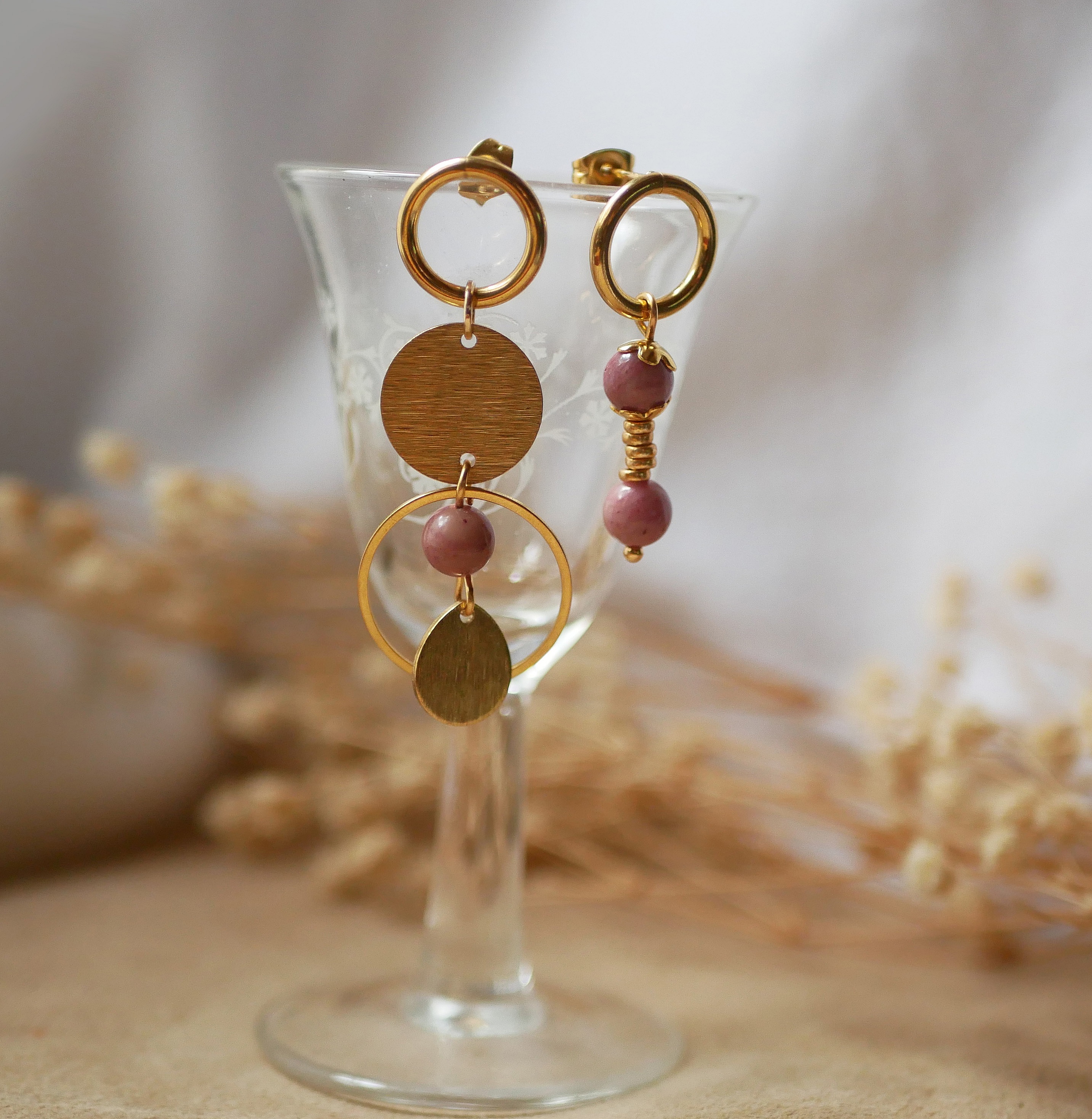 Solo&oslash;rering med guldcreoler og cirkler og pink rhodonitperle