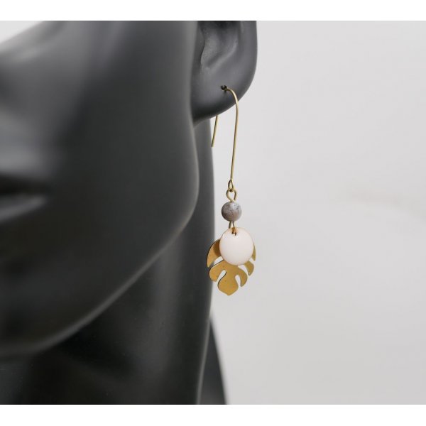 &Oslash;reringe, r&aring; messing monstera blade og hvide pailletter