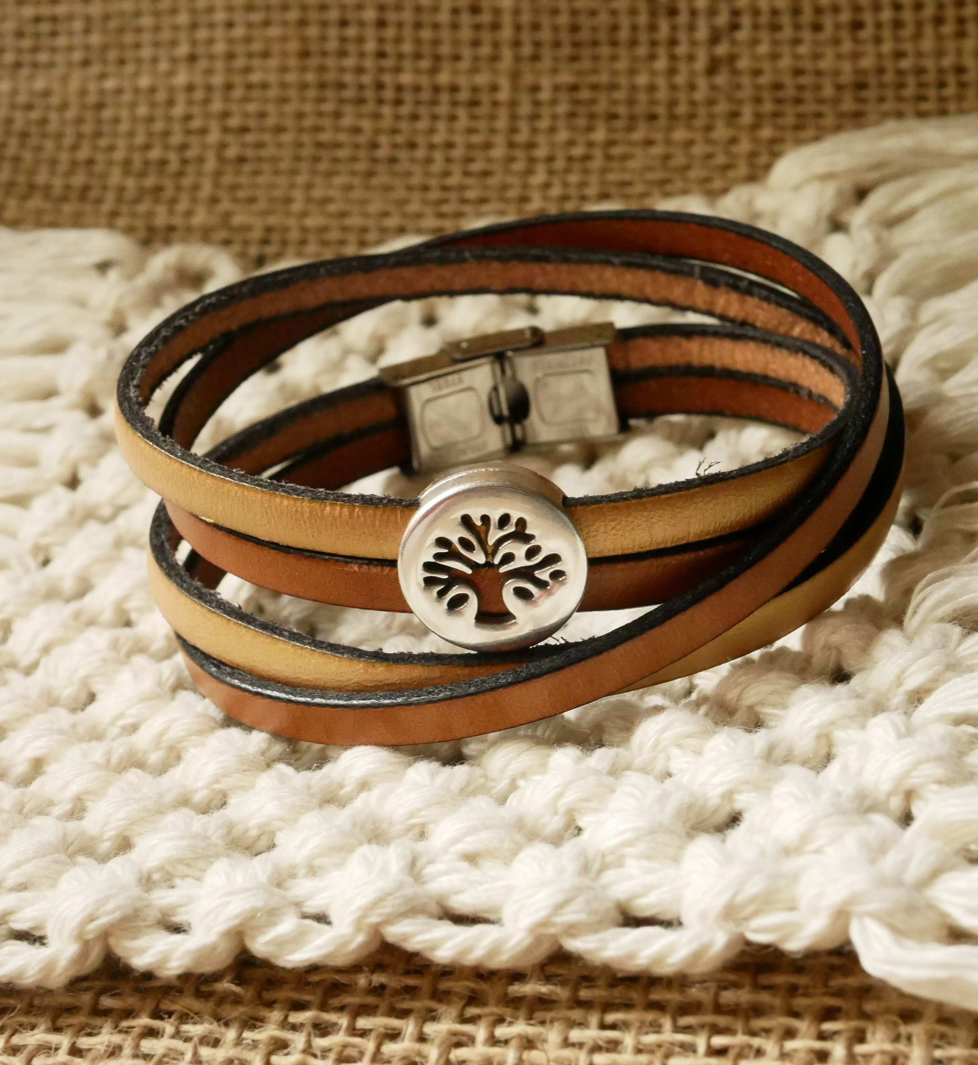 Armb&aring;nd med livets tr&aelig; p&aring; dobbelt l&aelig;der med personlig gravering