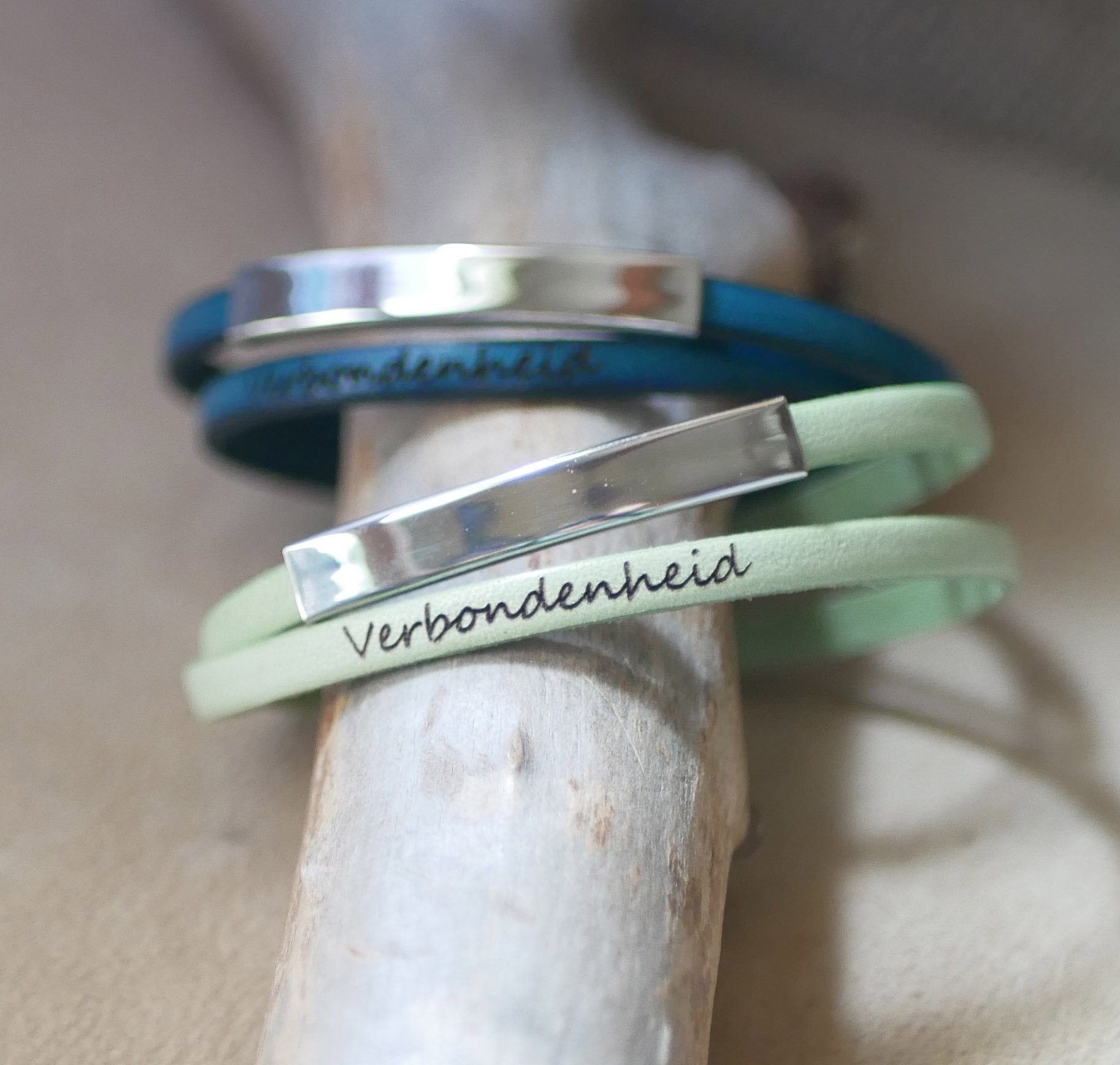 Metal bar armb&aring;nd i l&aelig;der, dobbelt tur 