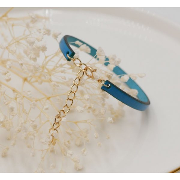 L&aelig;derarmb&aring;nd til kvinder, der kan personligg&oslash;res ved gravering med guldk&aelig;de