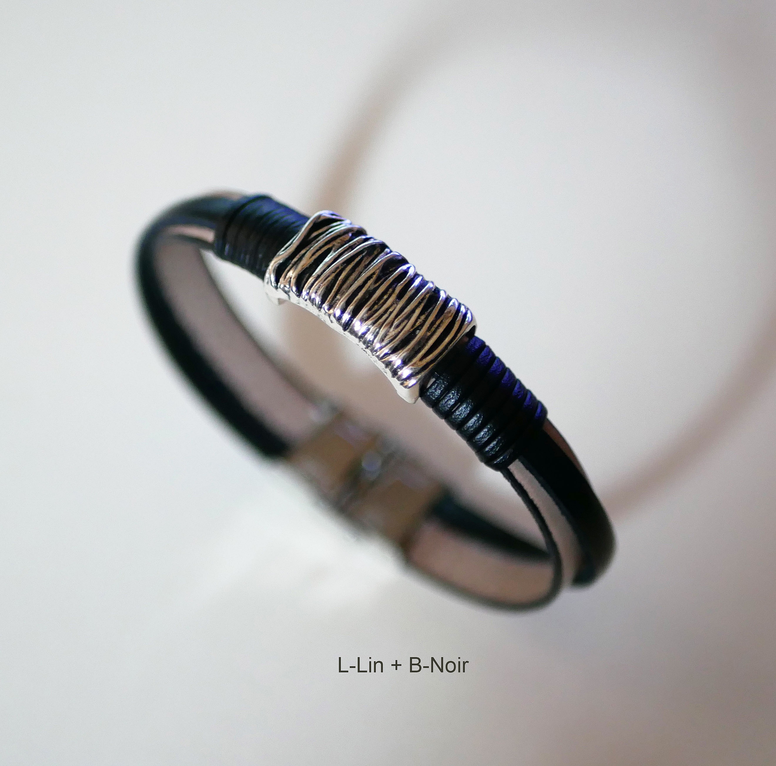 Tofarvet armb&aring;nd i l&aelig;der og metal til personlig tilpasning