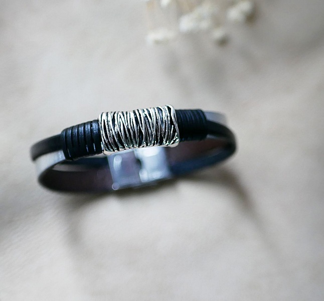 Tofarvet armb&aring;nd i l&aelig;der og metal til personlig tilpasning