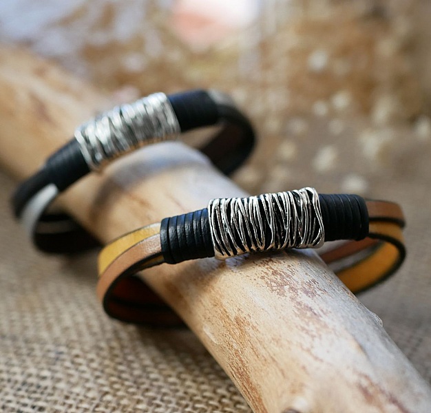 Tofarvet armb&aring;nd i l&aelig;der og metal til personlig tilpasning