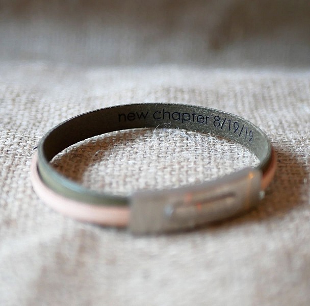 Tofarvet l&aelig;derrem, der kan tilpasses med farve og gravering 