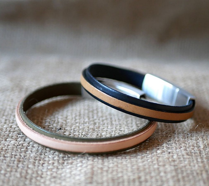 Tofarvet l&aelig;derrem, der kan tilpasses med farve og gravering 