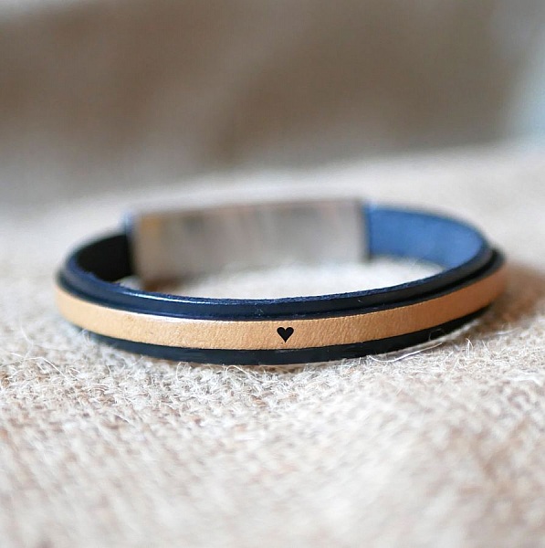 Tofarvet l&aelig;derrem, der kan tilpasses med farve og gravering 