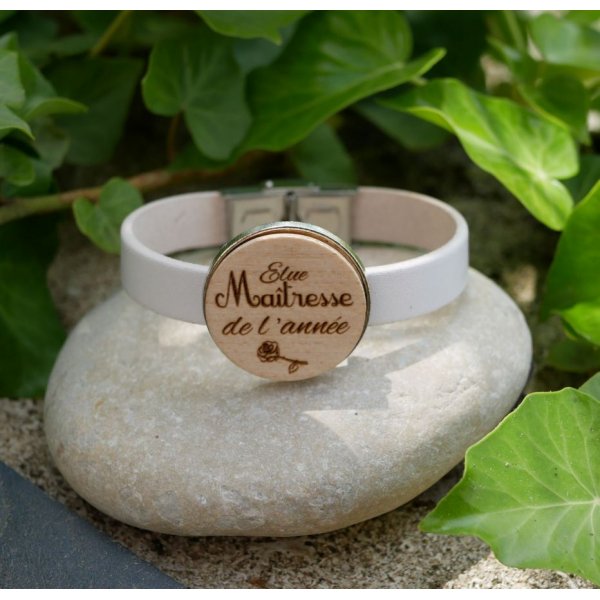 L&aelig;derarmb&aring;nd med graveret tr&aelig;cabochon i s&oslash;lv