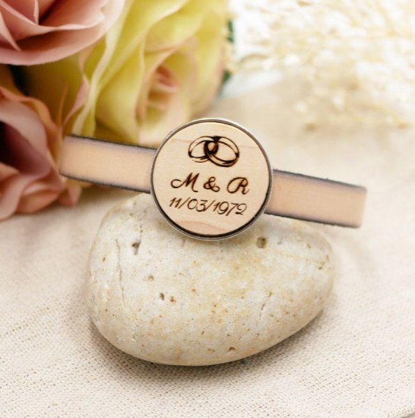 L&aelig;derarmb&aring;nd med graveret tr&aelig;cabochon i bronze