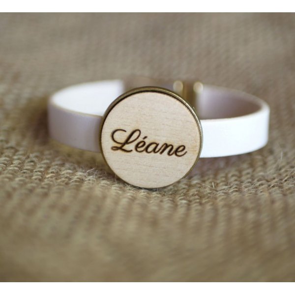 L&aelig;derarmb&aring;nd med graveret tr&aelig;cabochon i bronze