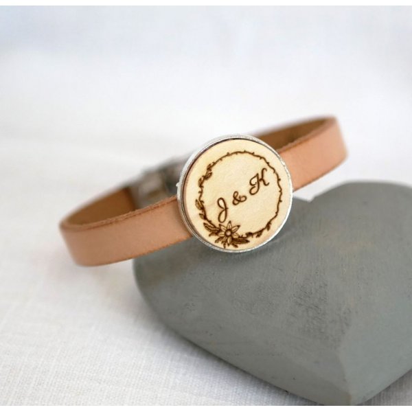 L&aelig;derarmb&aring;nd med graveret tr&aelig;cabochon i s&oslash;lv