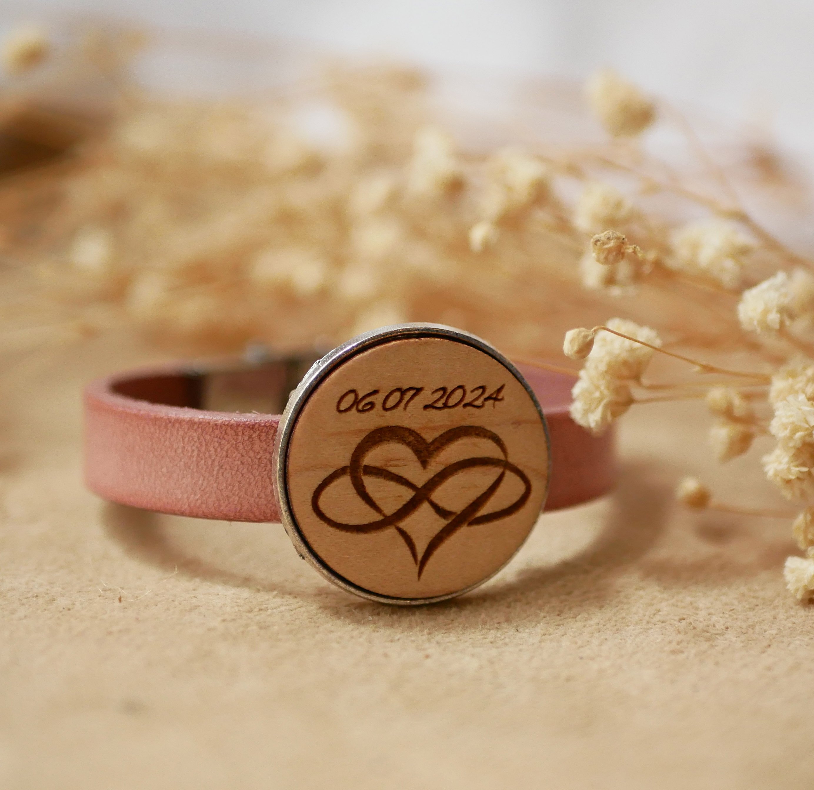 L&aelig;derarmb&aring;nd med graveret tr&aelig;cabochon i s&oslash;lv