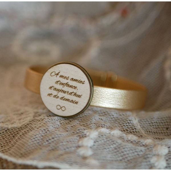 L&aelig;derarmb&aring;nd med graveret tr&aelig;cabochon i bronze