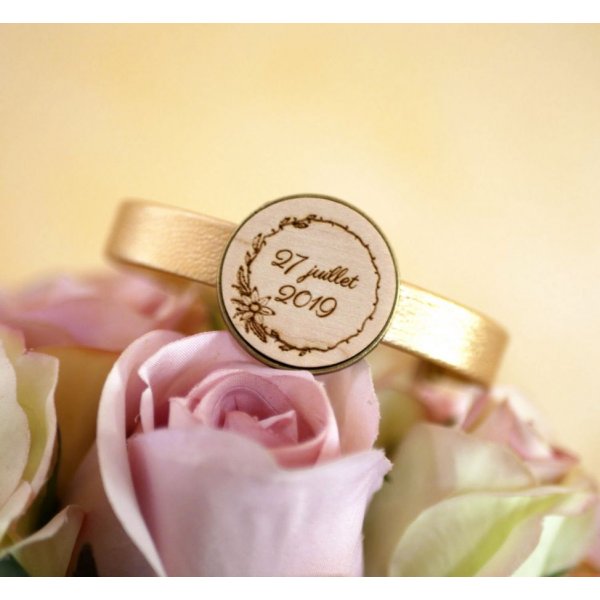 L&aelig;derarmb&aring;nd med graveret tr&aelig;cabochon i bronze