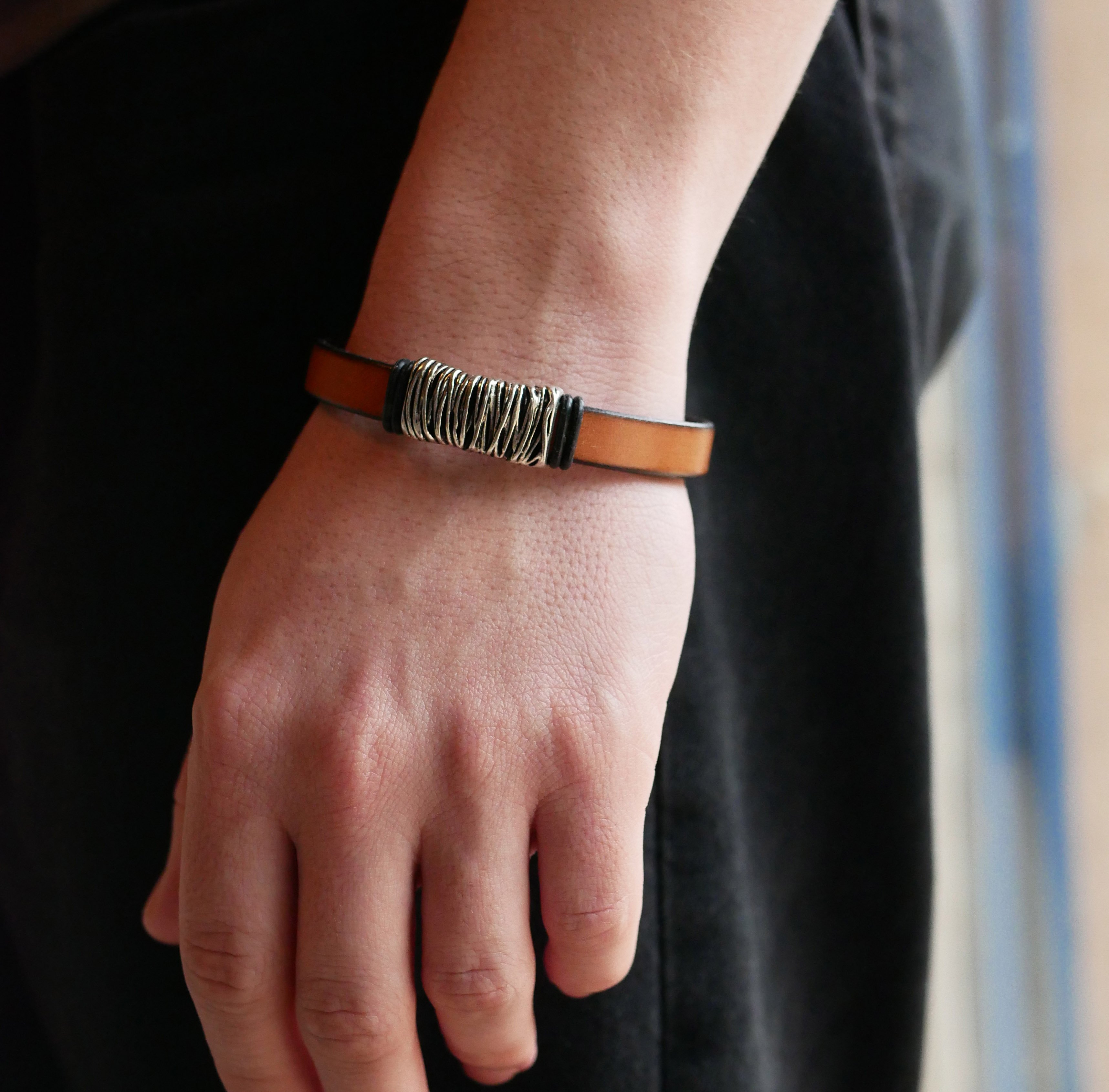 Camel l&aelig;derrem med flettet metaldekoration og T-formet sp&aelig;nde