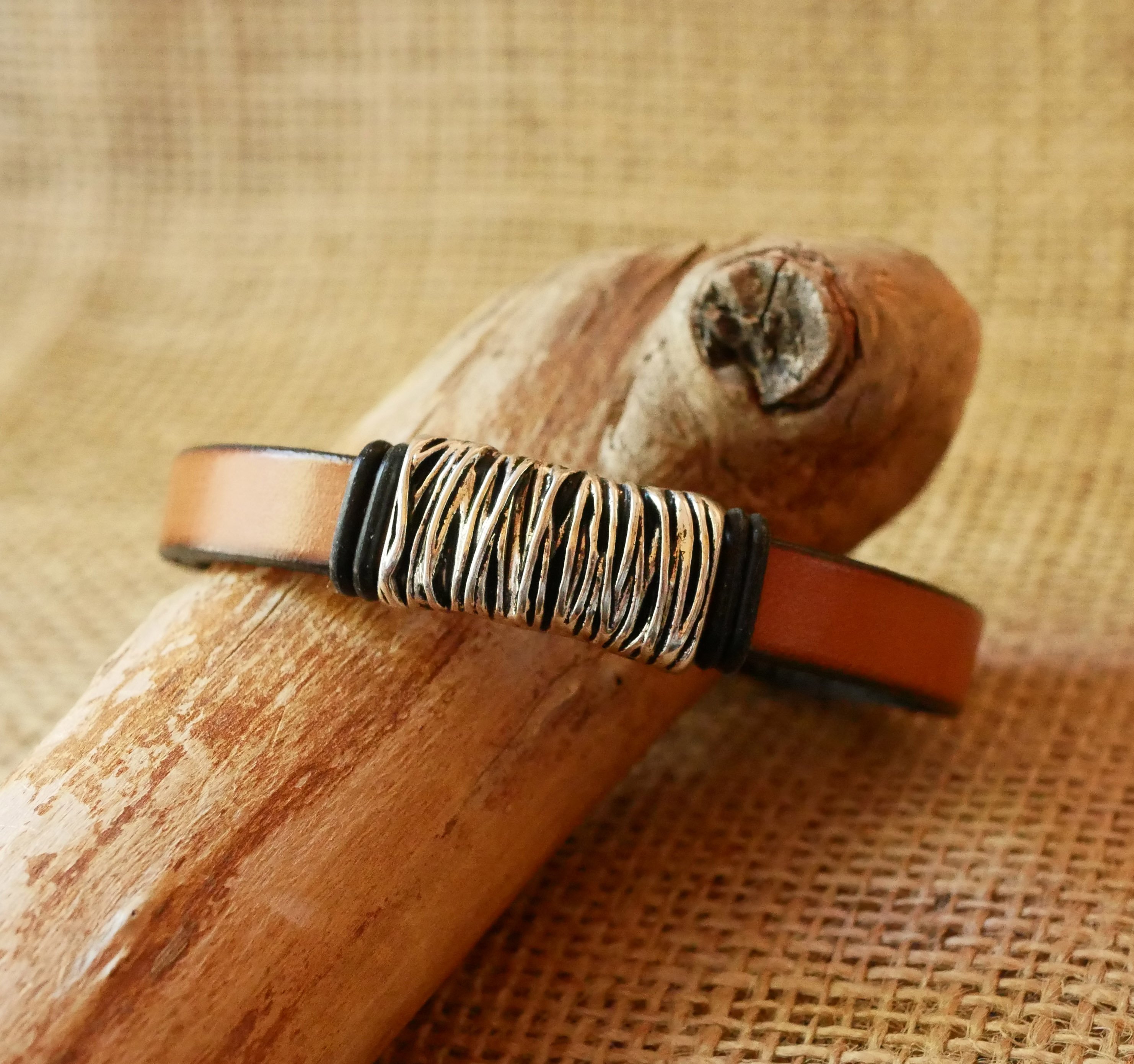 Camel l&aelig;derrem med flettet metaldekoration og T-formet sp&aelig;nde