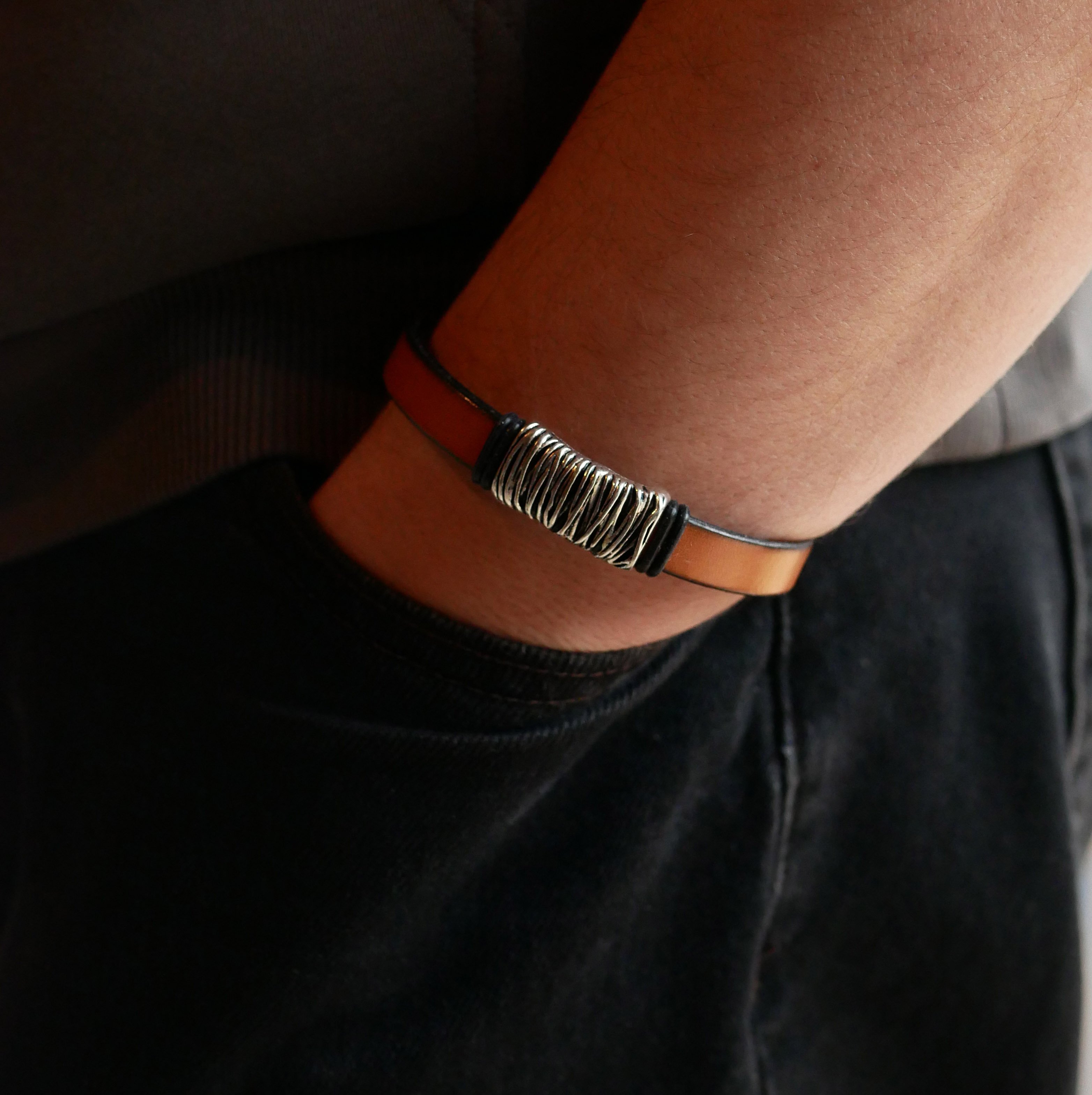 Camel l&aelig;derrem med flettet metaldekoration og T-formet sp&aelig;nde