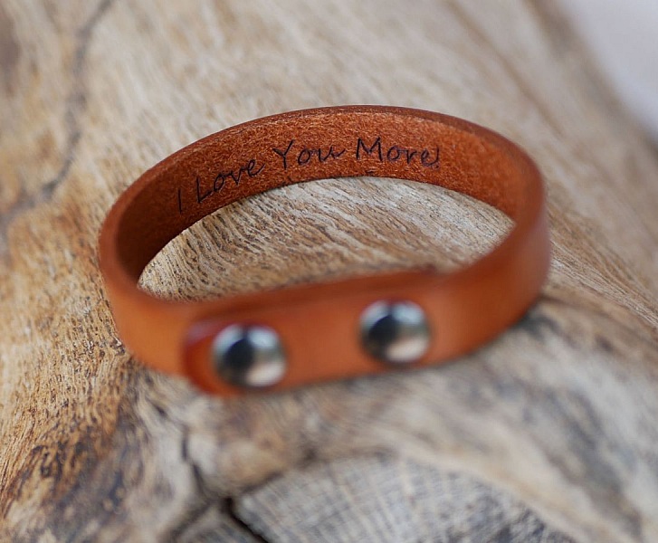 Bracelet en cuir camel gravé avec boutons pression.