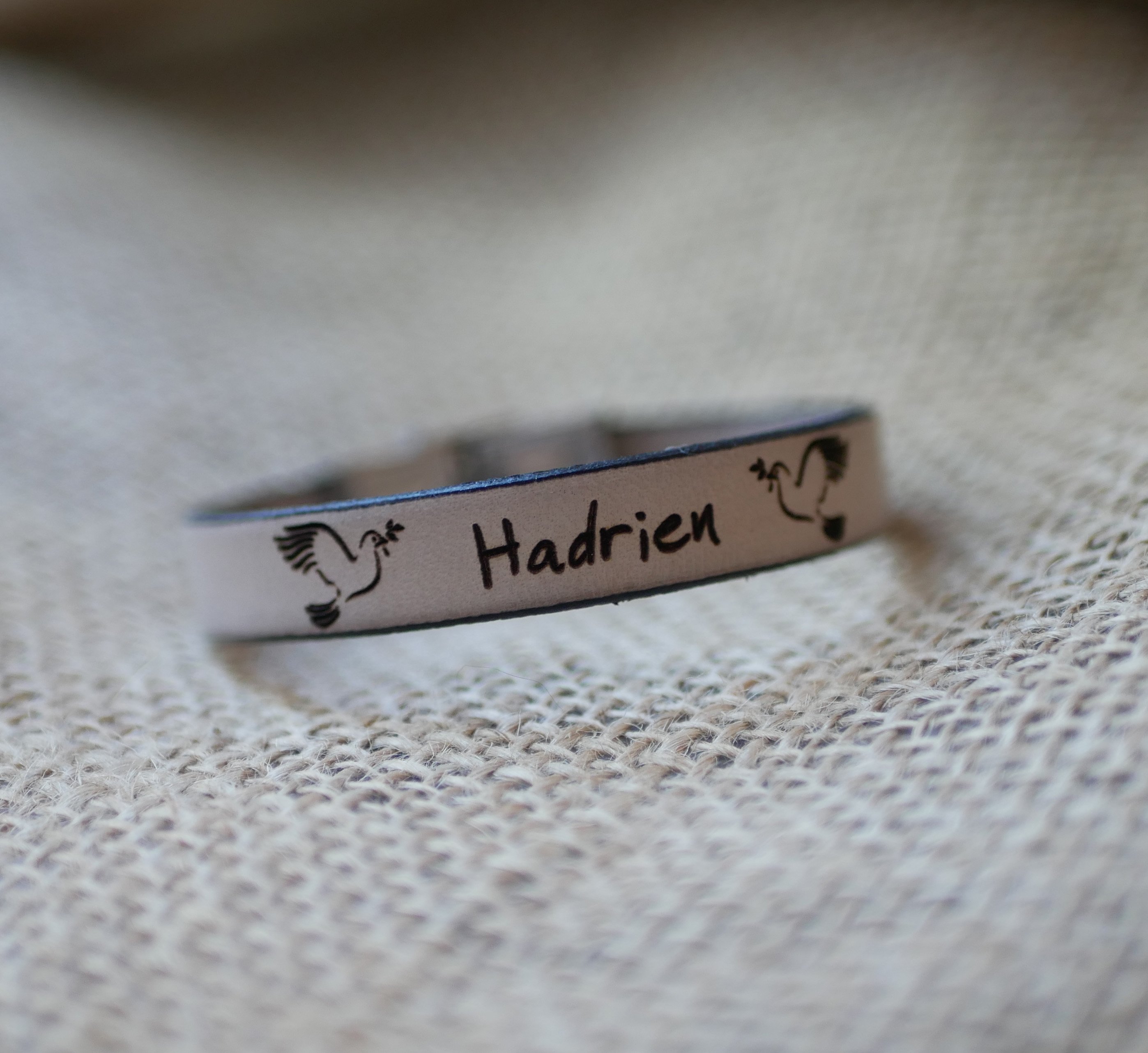 L&aelig;derarmb&aring;nd til kommunion eller d&aring;b med fornavn p&aring; det personlige navn 