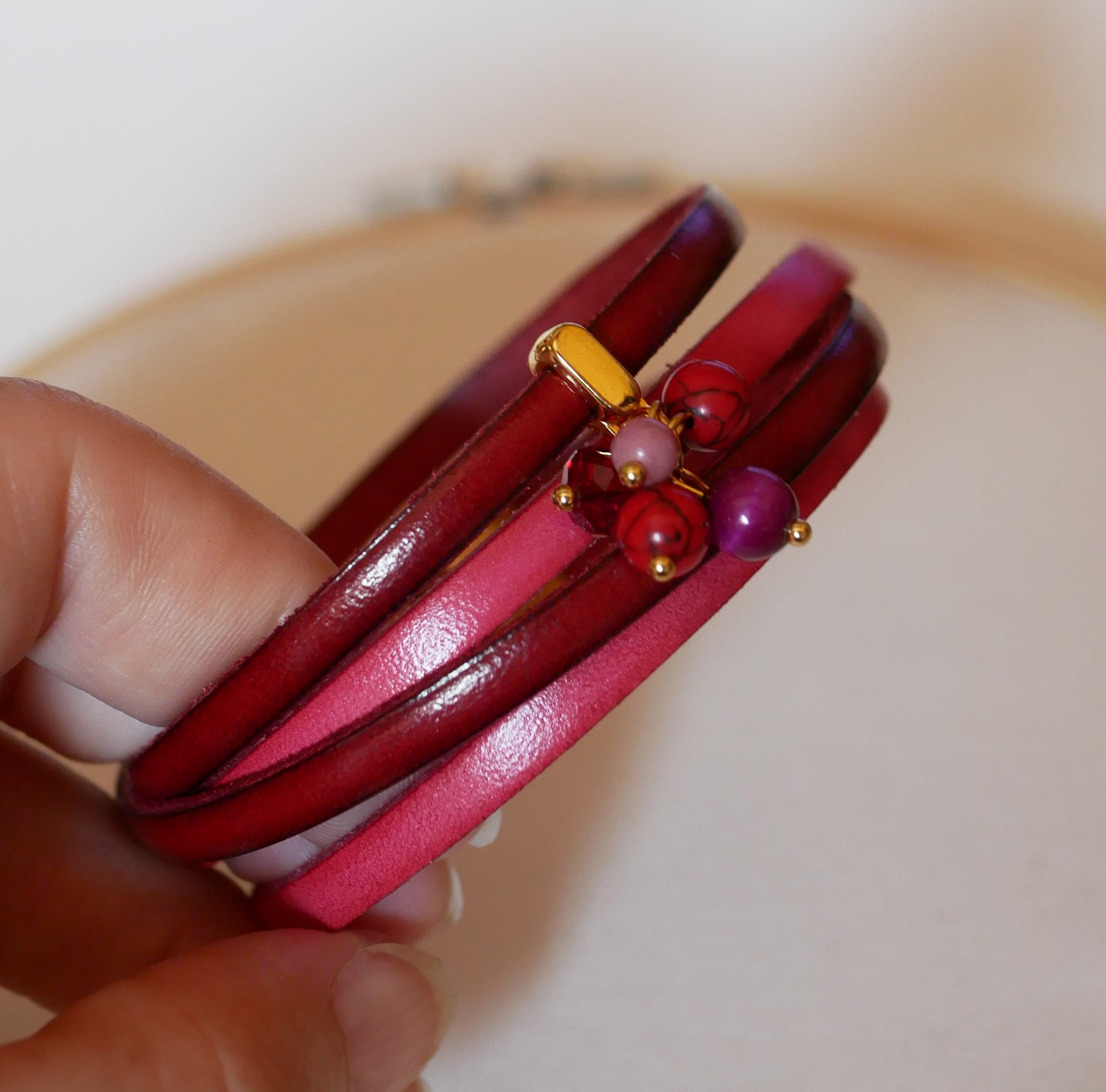 Bracelet cuir double en duo décoré de perles fuchsia
