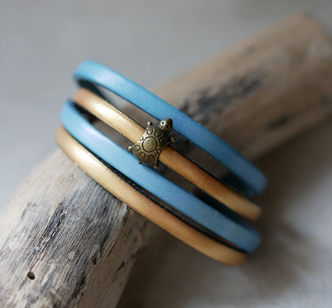 Dobbelt l&aelig;derrem i duo dekoreret med en bronze skildpadde