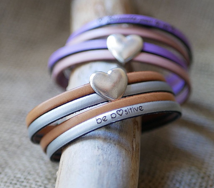 Bracelets doubles en cuir avec cœur argenté personnalisable.