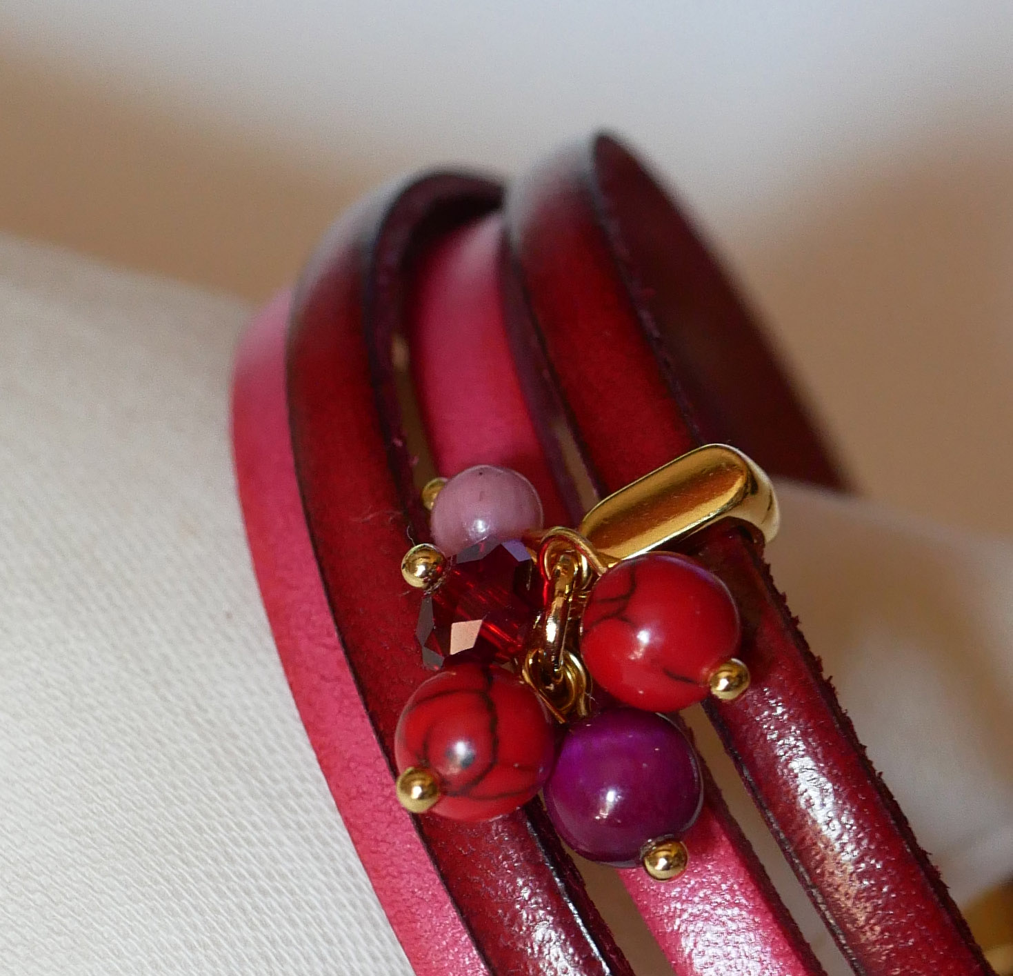 Bracelet cuir double en duo décoré de perles fuchsia