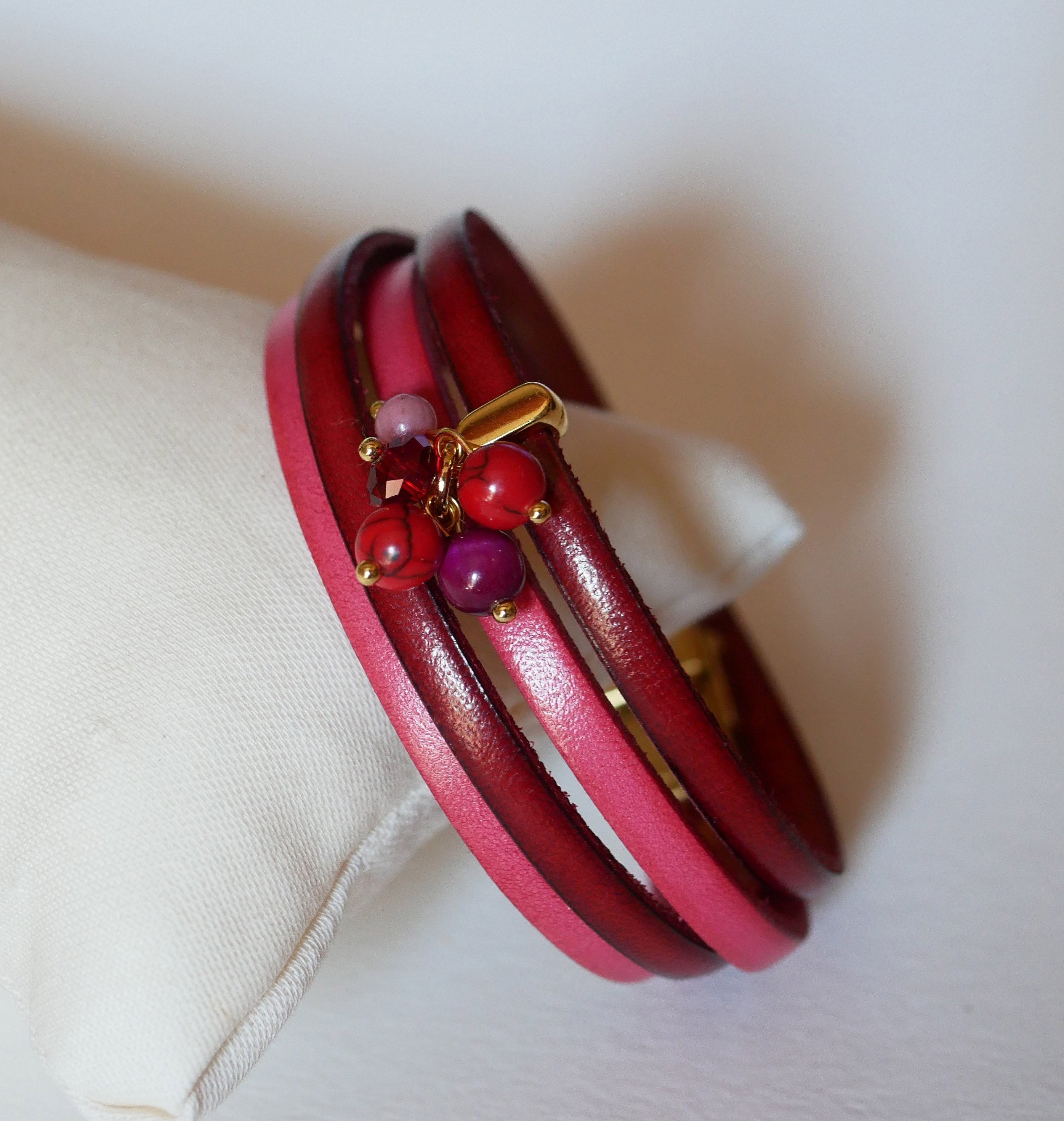 Bracelet cuir double en duo décoré de perles fuchsia