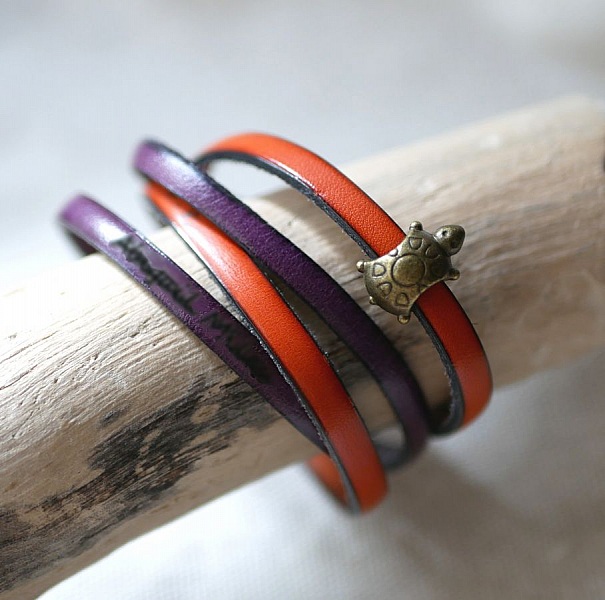 Dobbelt l&aelig;derrem i duo dekoreret med en bronze skildpadde