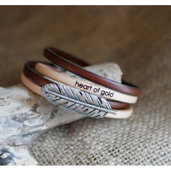 Dobbelt l&aelig;derrem i duo dekoreret med en s&oslash;lvfarvet fjer