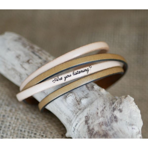 Dobbelt l&aelig;derarmb&aring;nd i duo, der kan personligg&oslash;res ved gravering