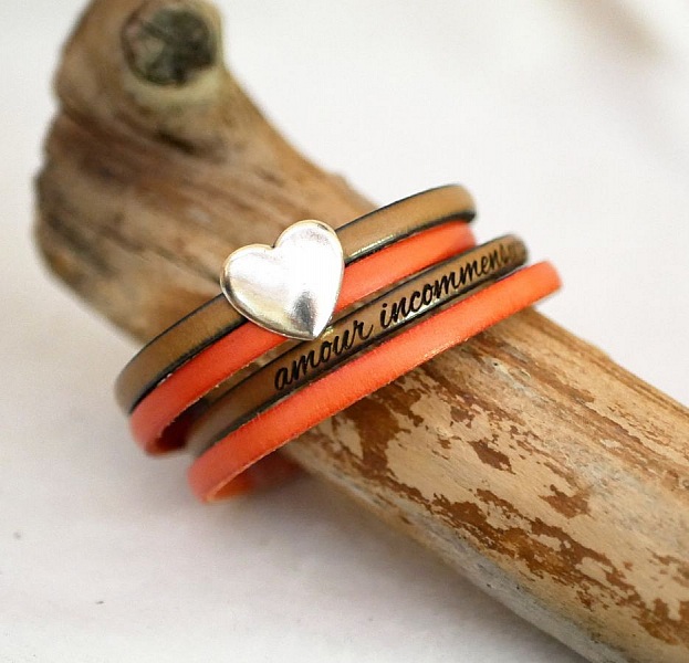 Bracelet double en cuir avec cœur argenté gravé personnalisable.