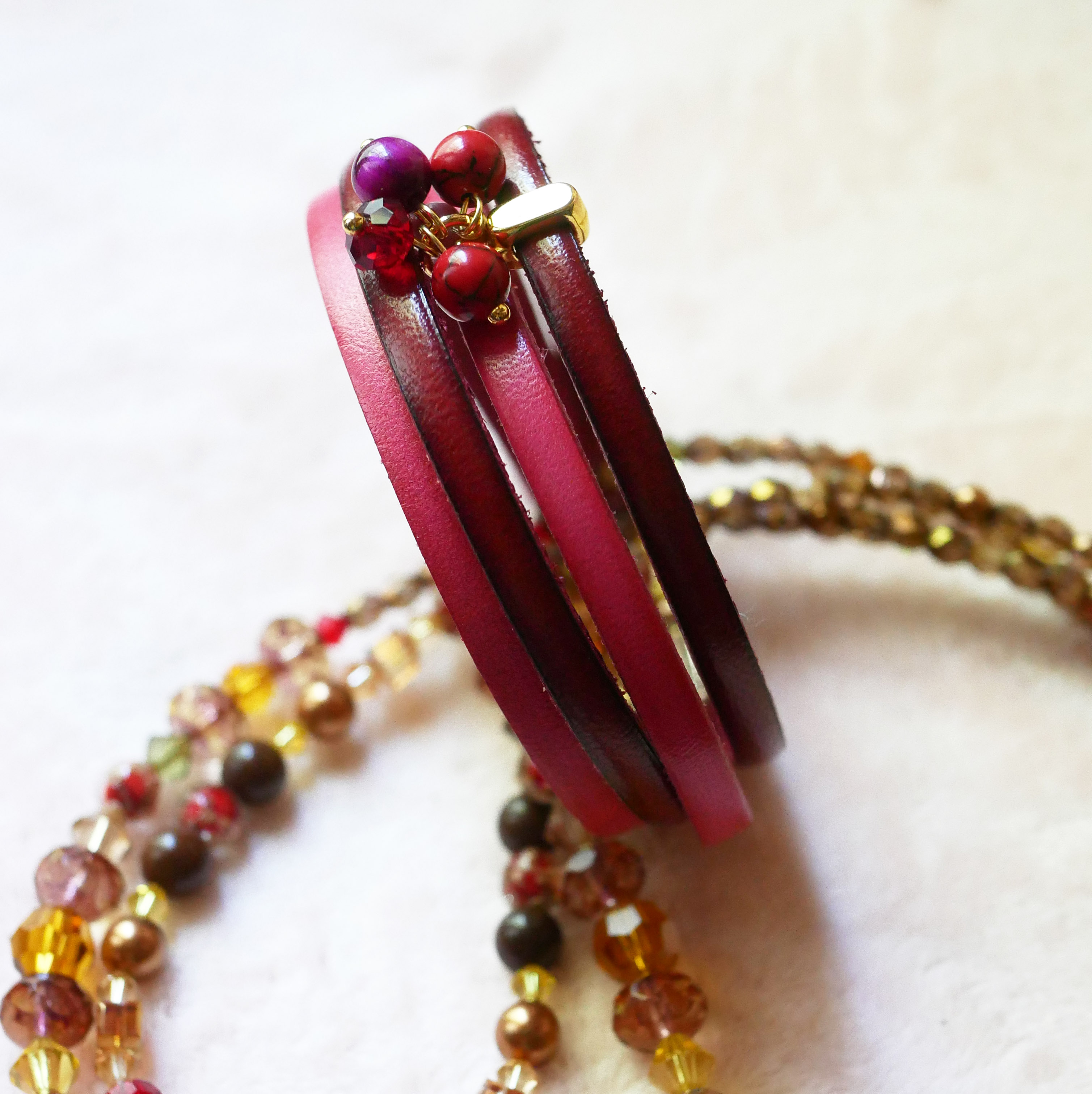 Bracelet cuir double en duo décoré de perles fuchsia