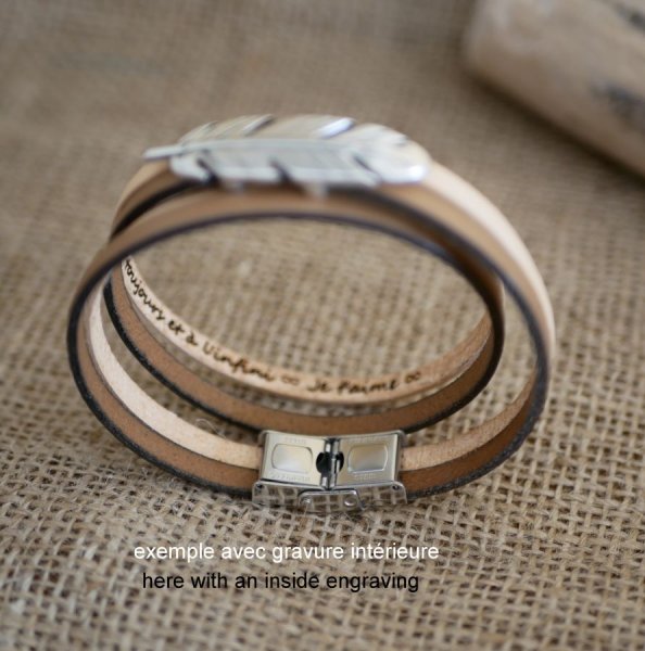 Dobbelt l&aelig;derrem i duo dekoreret med en s&oslash;lvfarvet fjer