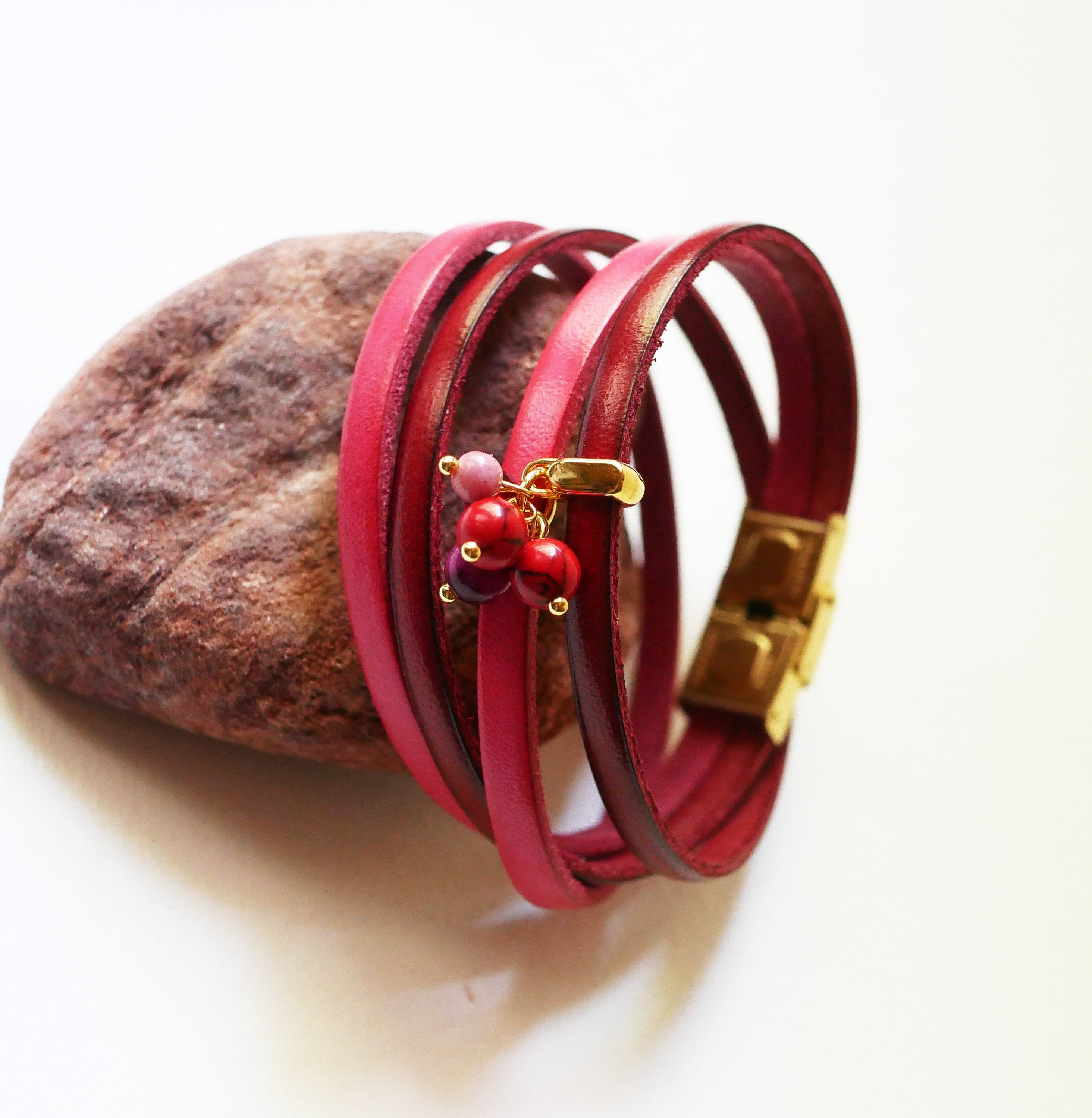Bracelet cuir double en duo décoré de perles fuchsia