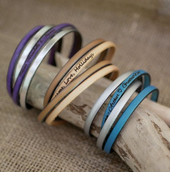 Dobbelt l&aelig;derarmb&aring;nd i duo, der kan personligg&oslash;res ved gravering