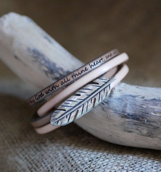 Dobbelt l&aelig;derrem i duo dekoreret med en s&oslash;lvfarvet fjer