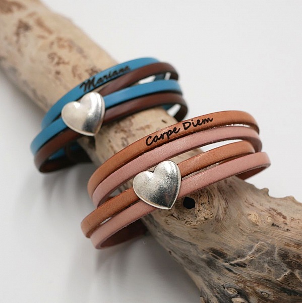 Bracelets duo en cuir personnalisables avec cœur argenté gravé.