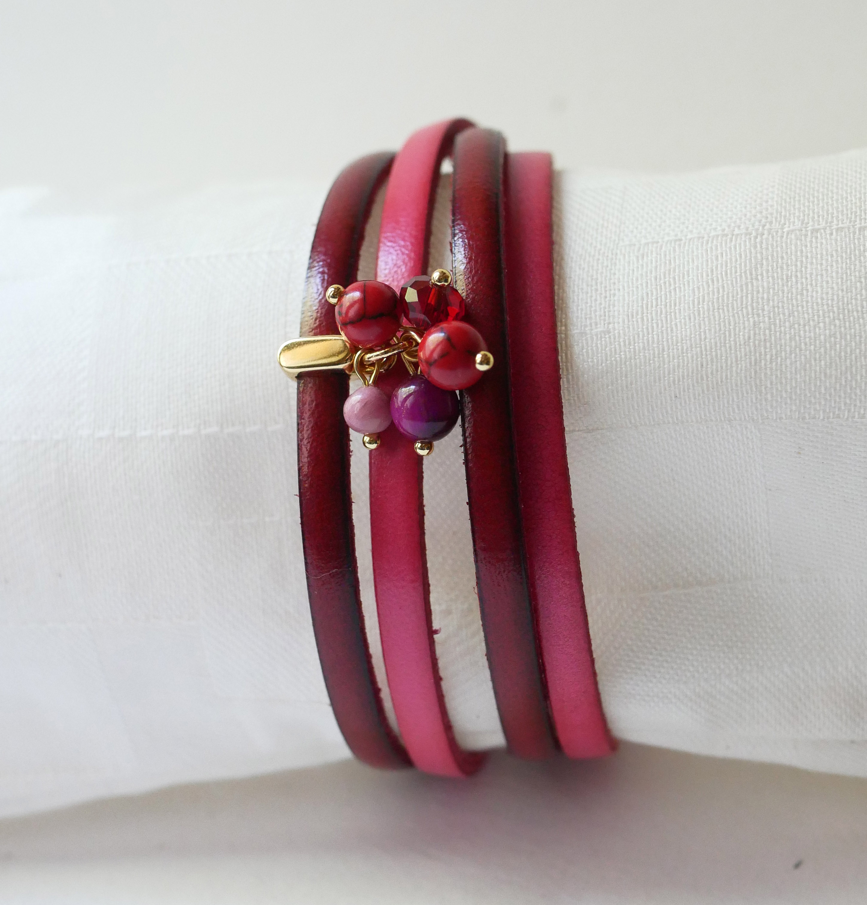 Bracelet cuir double en duo décoré de perles fuchsia
