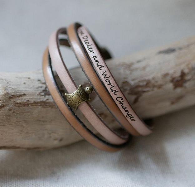 Dobbelt l&aelig;derrem i duo dekoreret med en bronze skildpadde