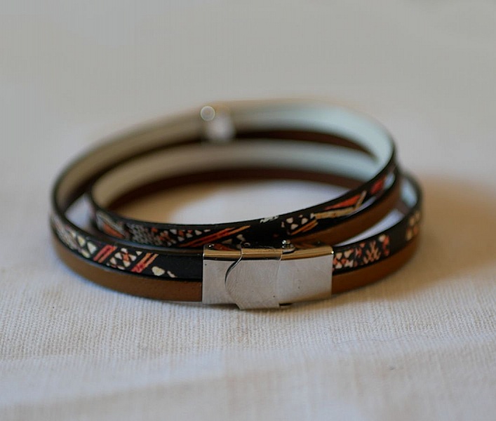 Dobbelt etnisk l&aelig;derarmb&aring;nd med perlecharme