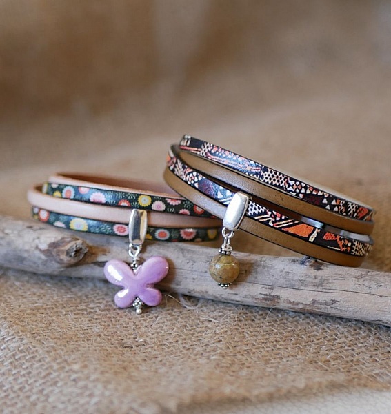 Dobbelt etnisk l&aelig;derarmb&aring;nd med perlecharme