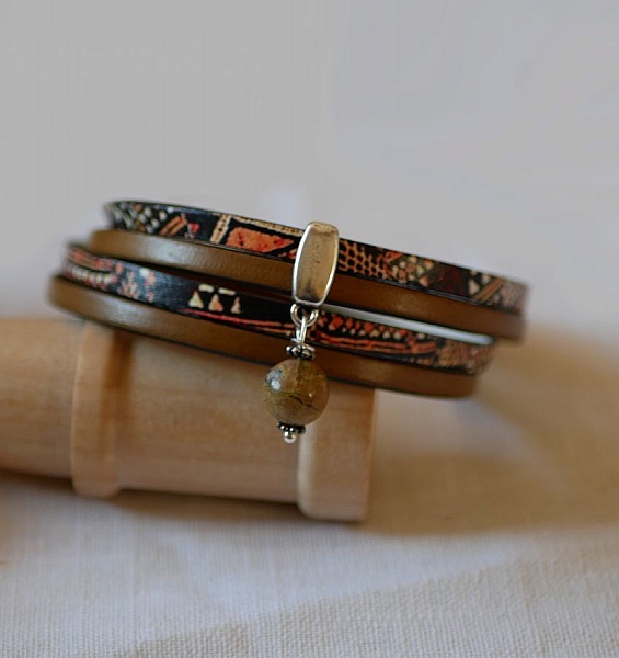 Dobbelt etnisk l&aelig;derarmb&aring;nd med perlecharme