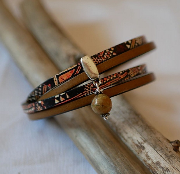 Dobbelt etnisk l&aelig;derarmb&aring;nd med perlecharme