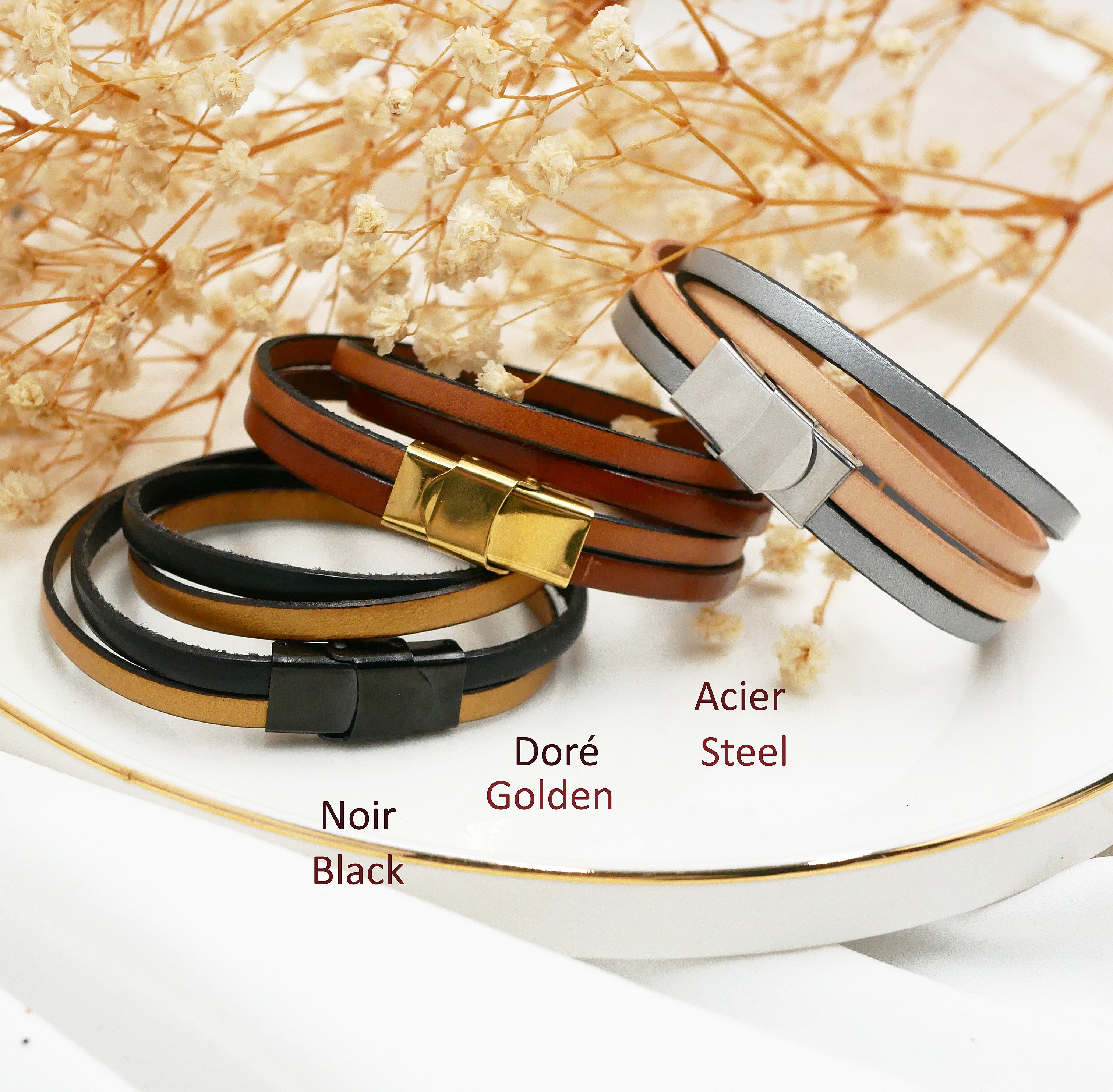 Bracelets doubles en cuir personnalisables avec fermoirs métalliques.