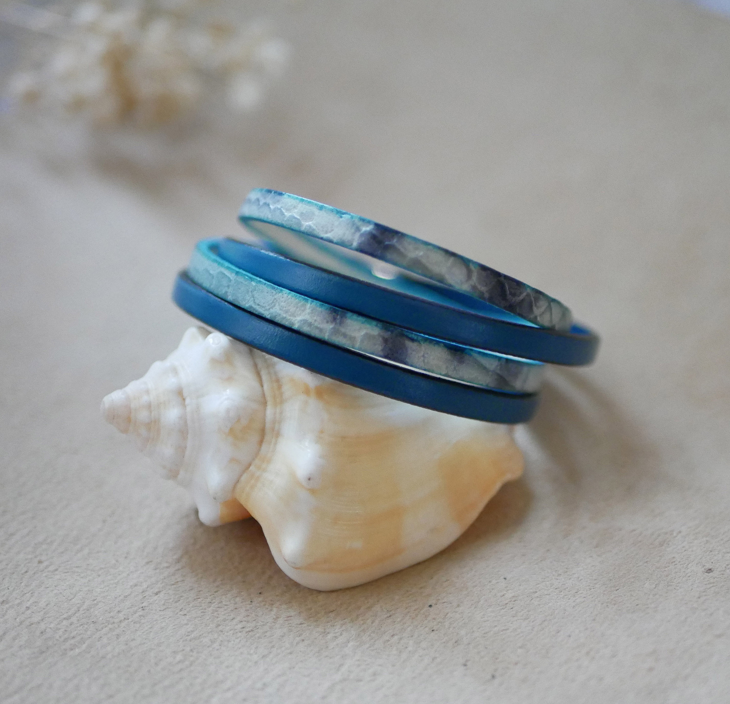 Bracelet double tour en cuir bleu à imprimé écailles.