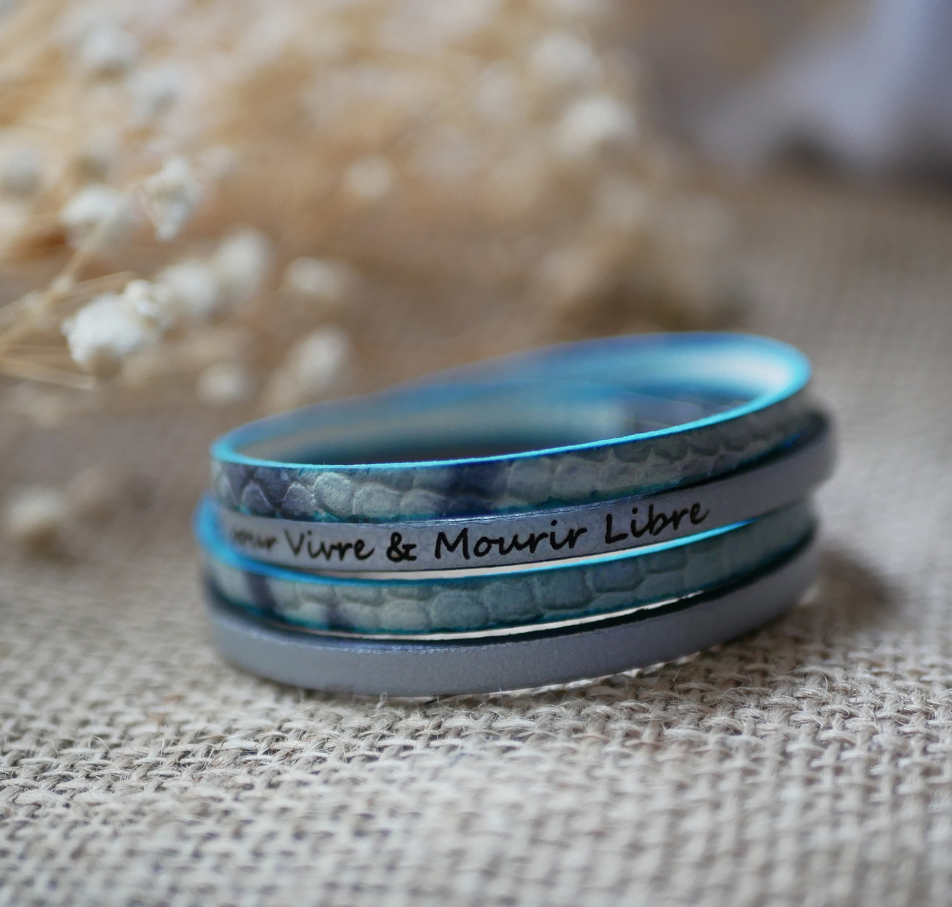 Bracelet double tour en cuir bleu gris gravé personnalisé.
