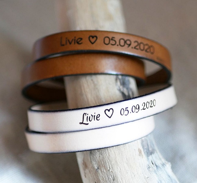 Bracelets en cuir personnalisables avec prénom et date gravés.