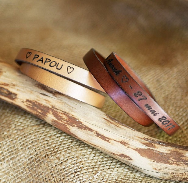 Bracelets en cuir personnalisés avec gravures sur bois.