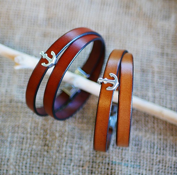 Bracelets en cuir double tour avec pendentif ancre marine.